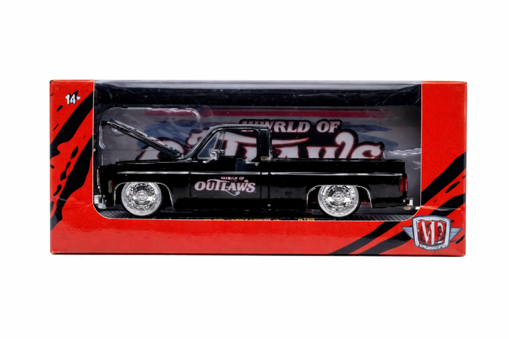 M2 Machines 1976 GMC Sierra Grande 15 Outlaws Squarebody  1:24 Scale