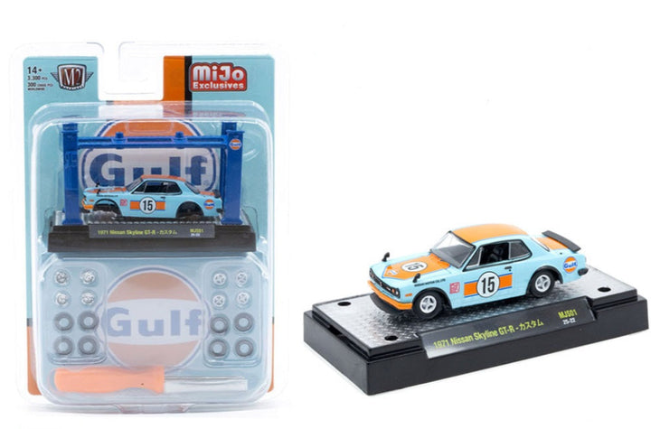 M2 Machines 1971 Nissan Skyline 2000 GT-R Gulf with 4 Post Lift and 2 extra set of  wheels Model Kit